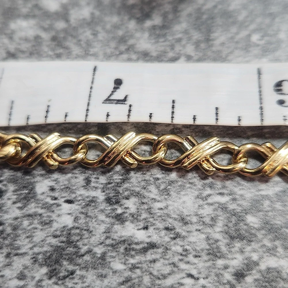 Gold Tone Hugs and Kisses XO Link Bracelet 7.5 Inch Classic Polished‎ Jewelry
